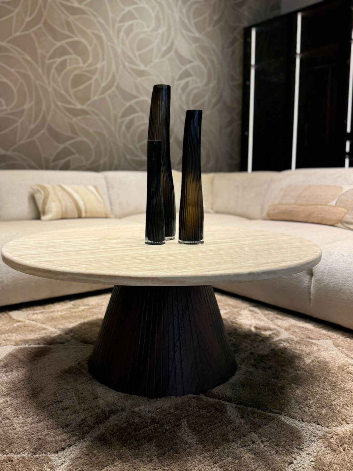 Table basse en travertin avec base en bois – Ø110 cm