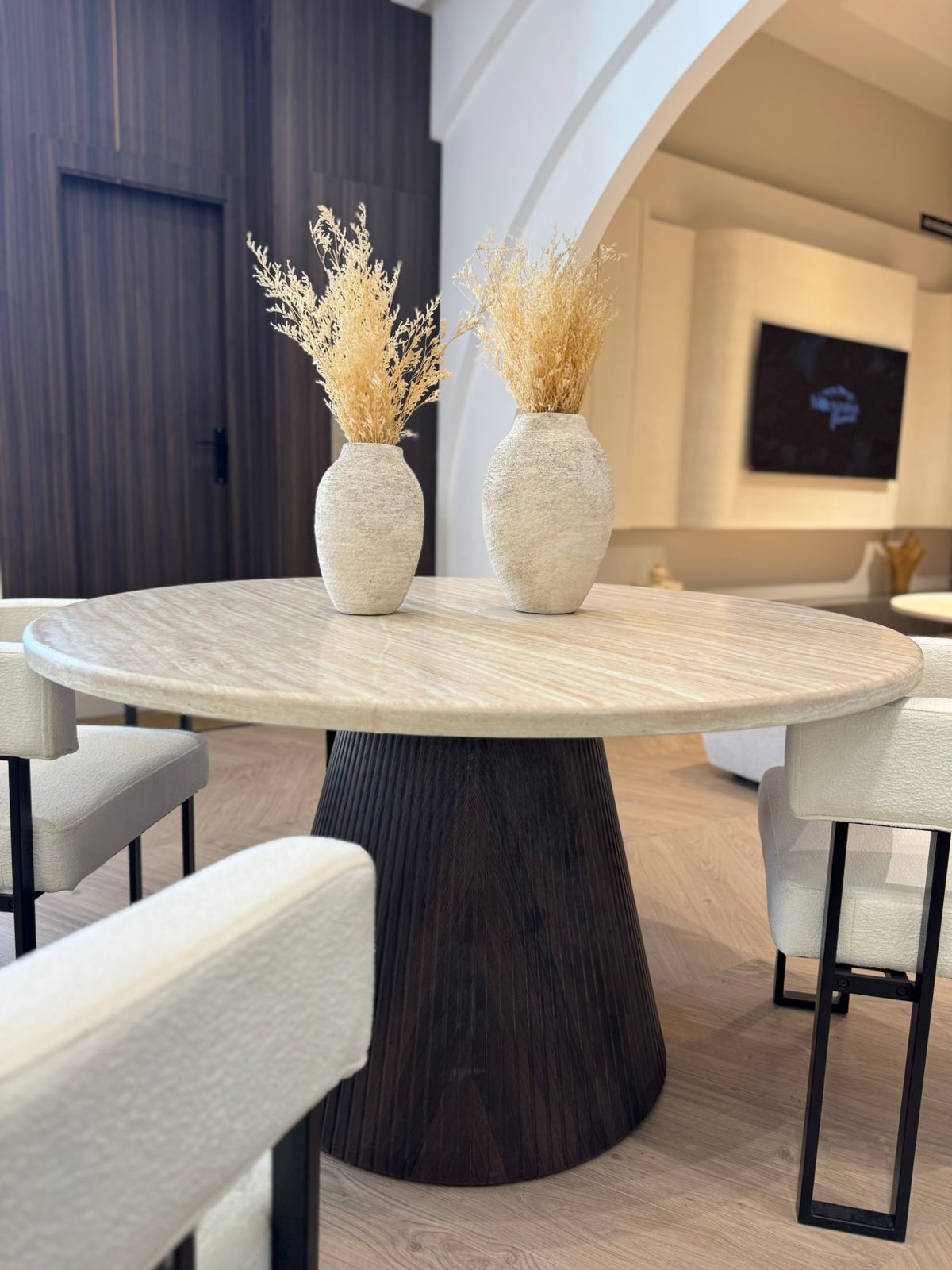 Table à manger en travertin avec base en bois – Ø130 cm