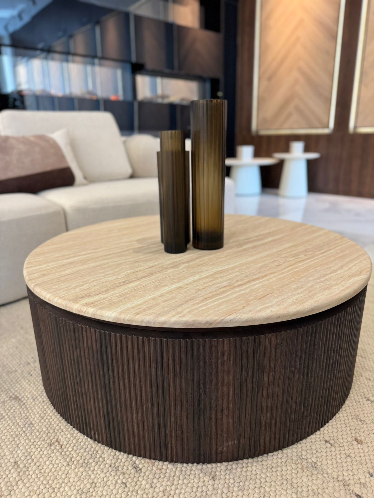 Table basse ronde – Travertin et bois de manguier (Ø100 cm)