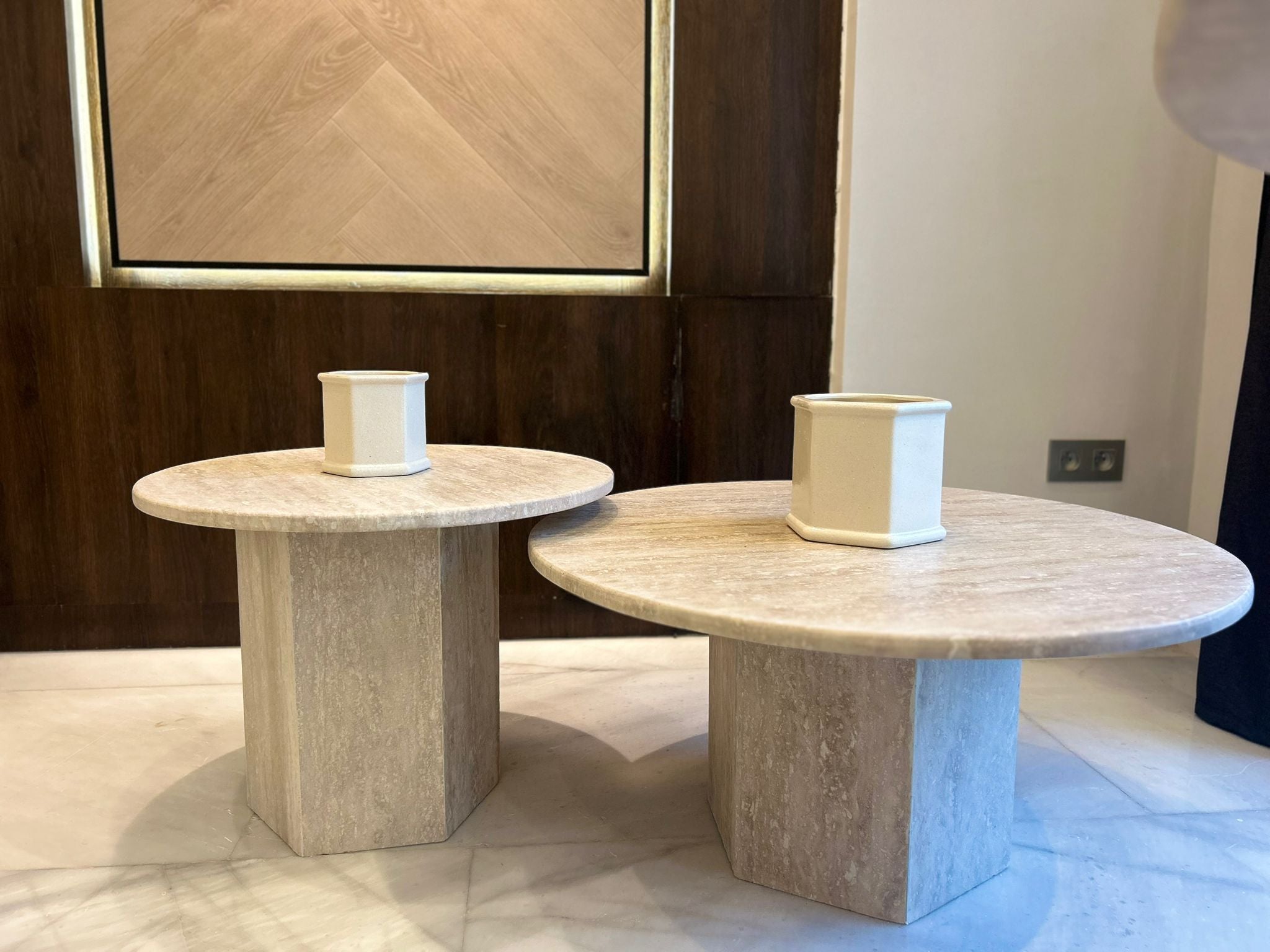Ensemble de table basse en travertin naturel — Minimalisme sculptural